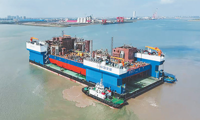 华信注册：全球最大江海移动船坞完成出海运输任务
